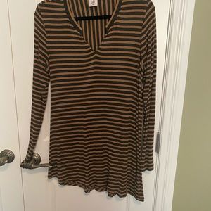 Cabi Slant Tee. Medium.